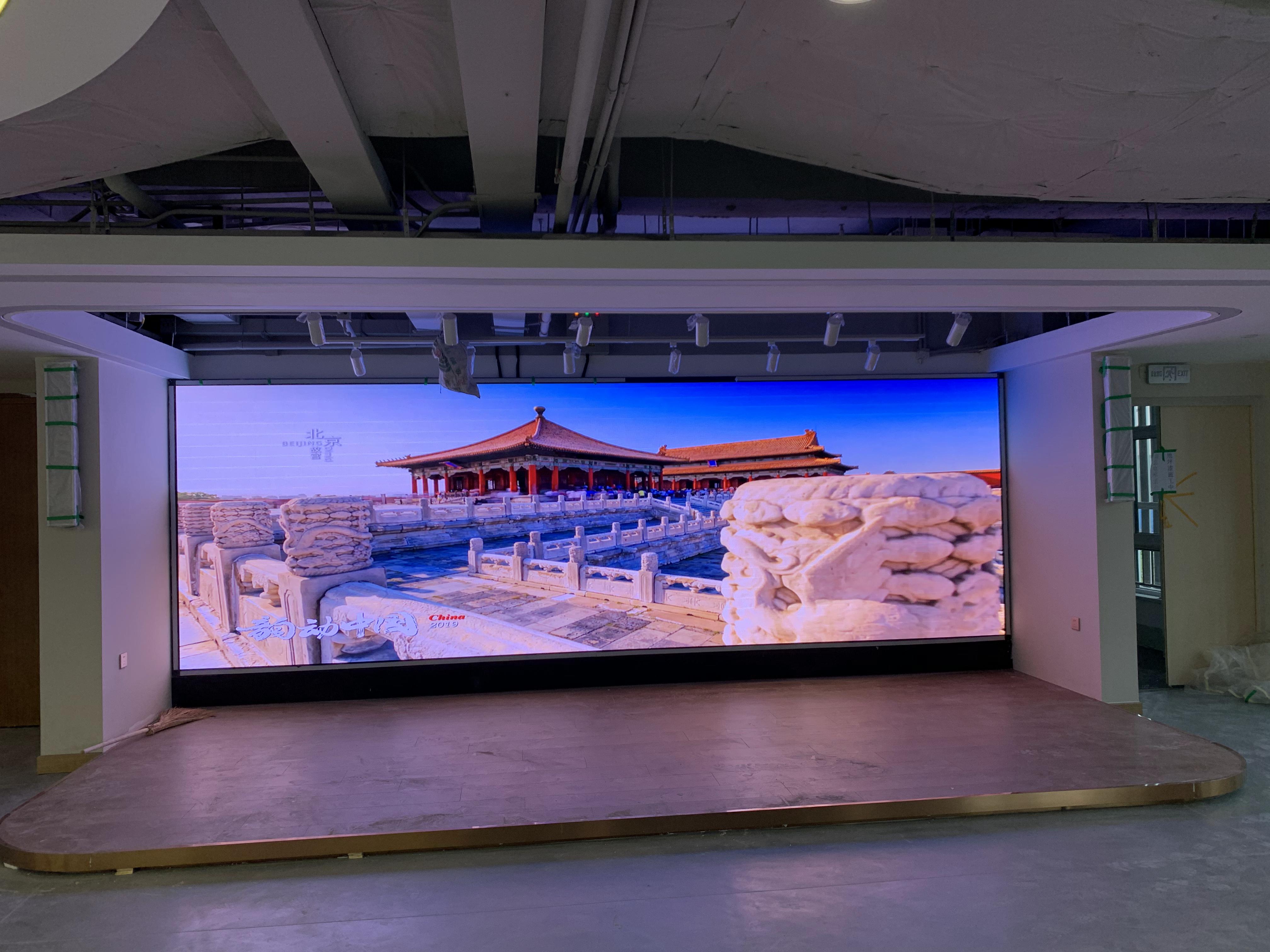 不同類型的LED芯片（如國產、進口）對顯示屏的壽命和穩定性有哪些影響？