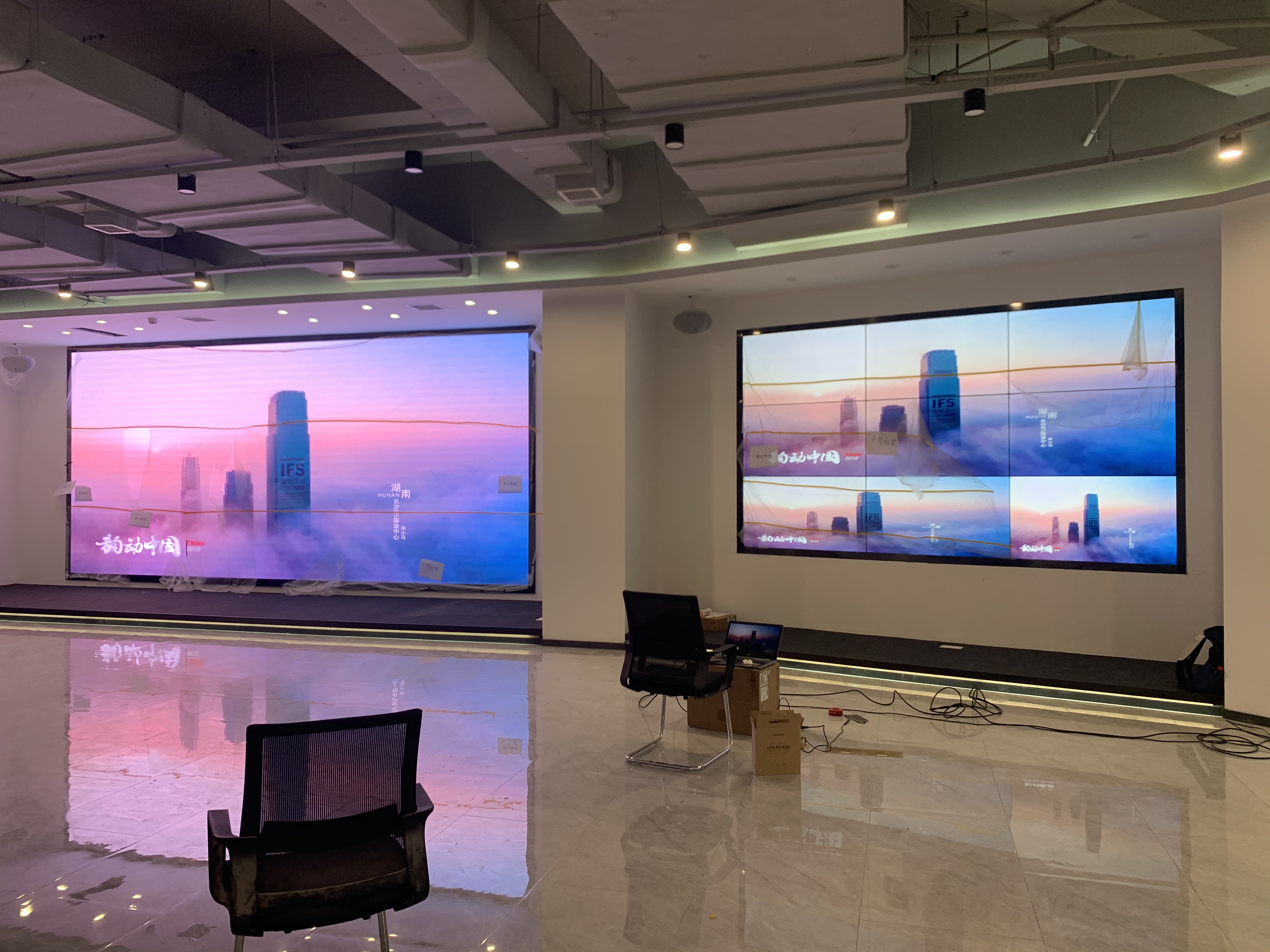 戶外屏的電源系統(tǒng)需要具備哪些防護(hù)措施，才能防止雷擊和漏電風(fēng)險(xiǎn)？